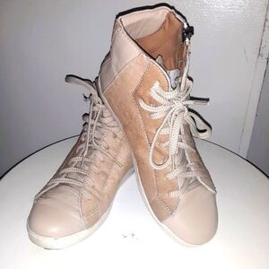 Pour La Victoire  High Top Sneakers Size 7